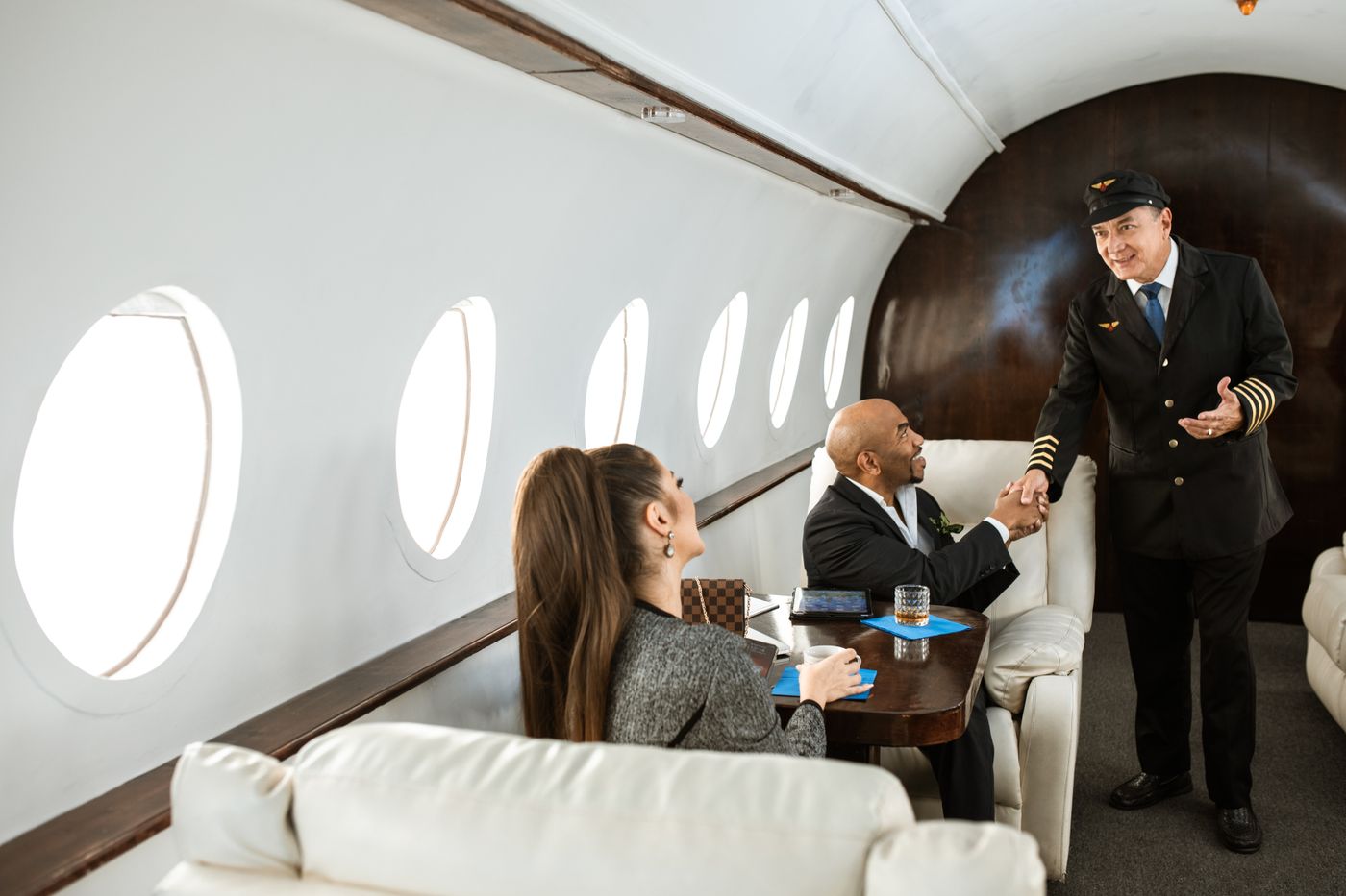 Échange entre passagers et équipage à bord d’un jet privé
